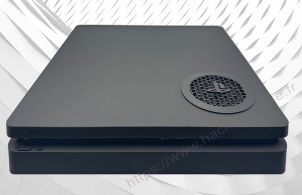 PS4 Slim avec arrivée d’air filtrée sur le dessus de la console.