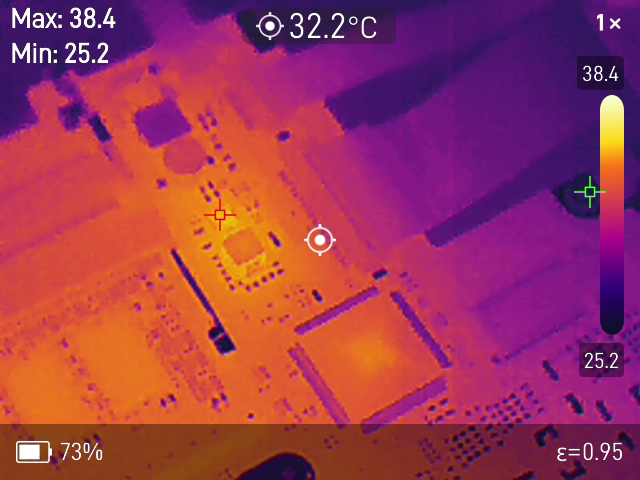 Vue thermique d’une carte électronique montrant les différences de température entre ses composants