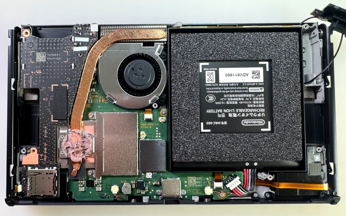 Carte mère d’une Nintendo Switch OLED ouverte avant installation de la puce Picofly